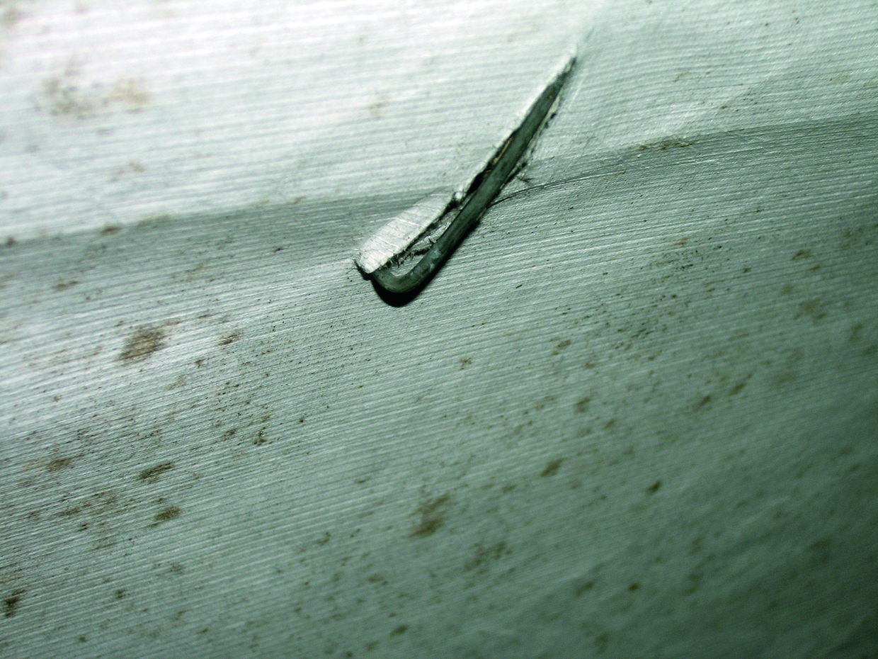  Undertag af banevare gennemhullet af en tagbinder.