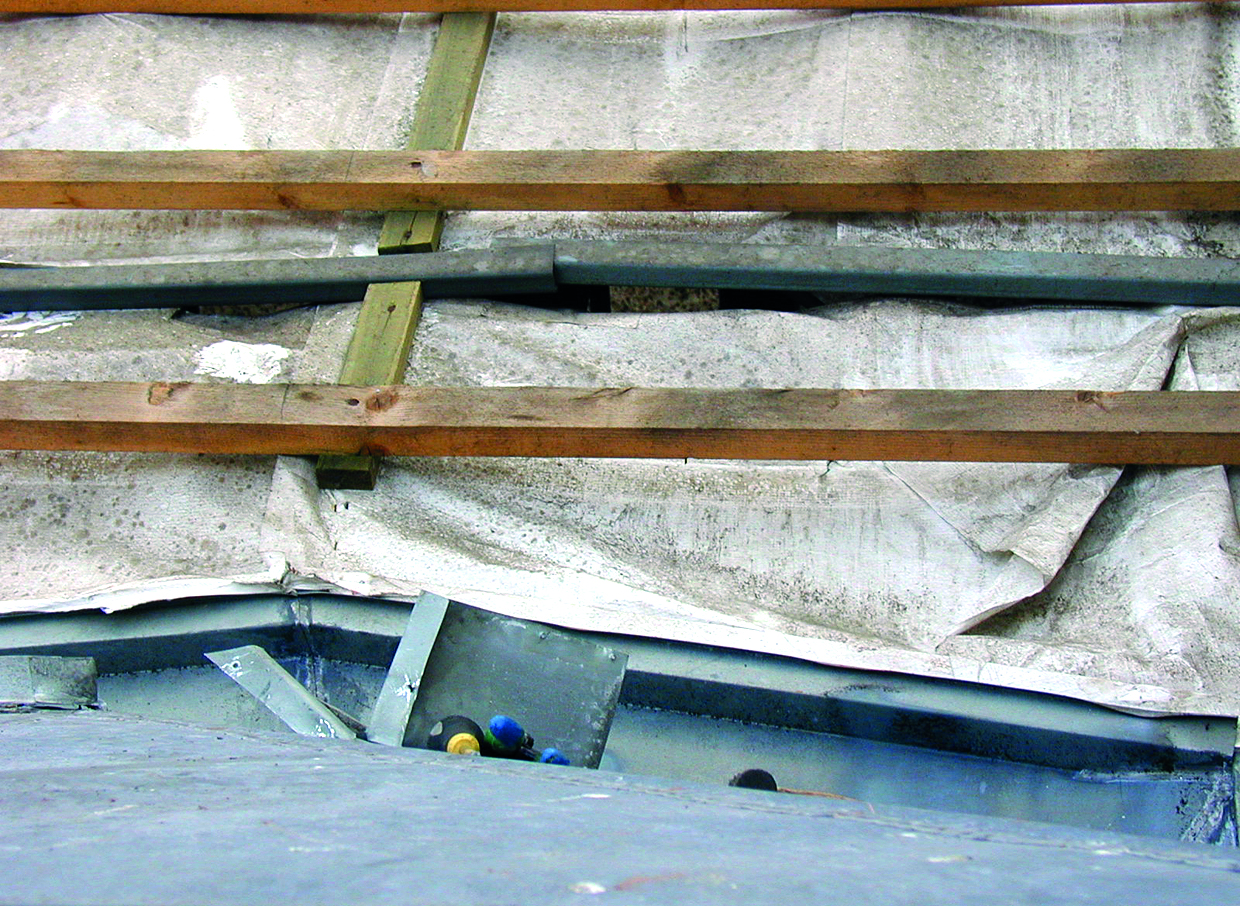 Eksempel på undertag af banevare, der hænger mellem spærene. 