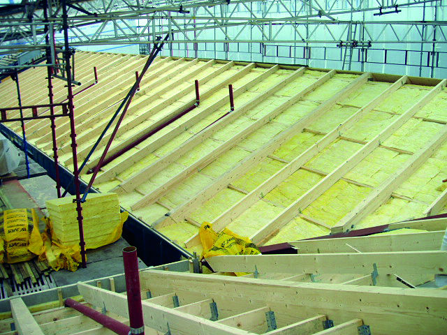 Tagkonstruktion under montering af isoleringsmateriale