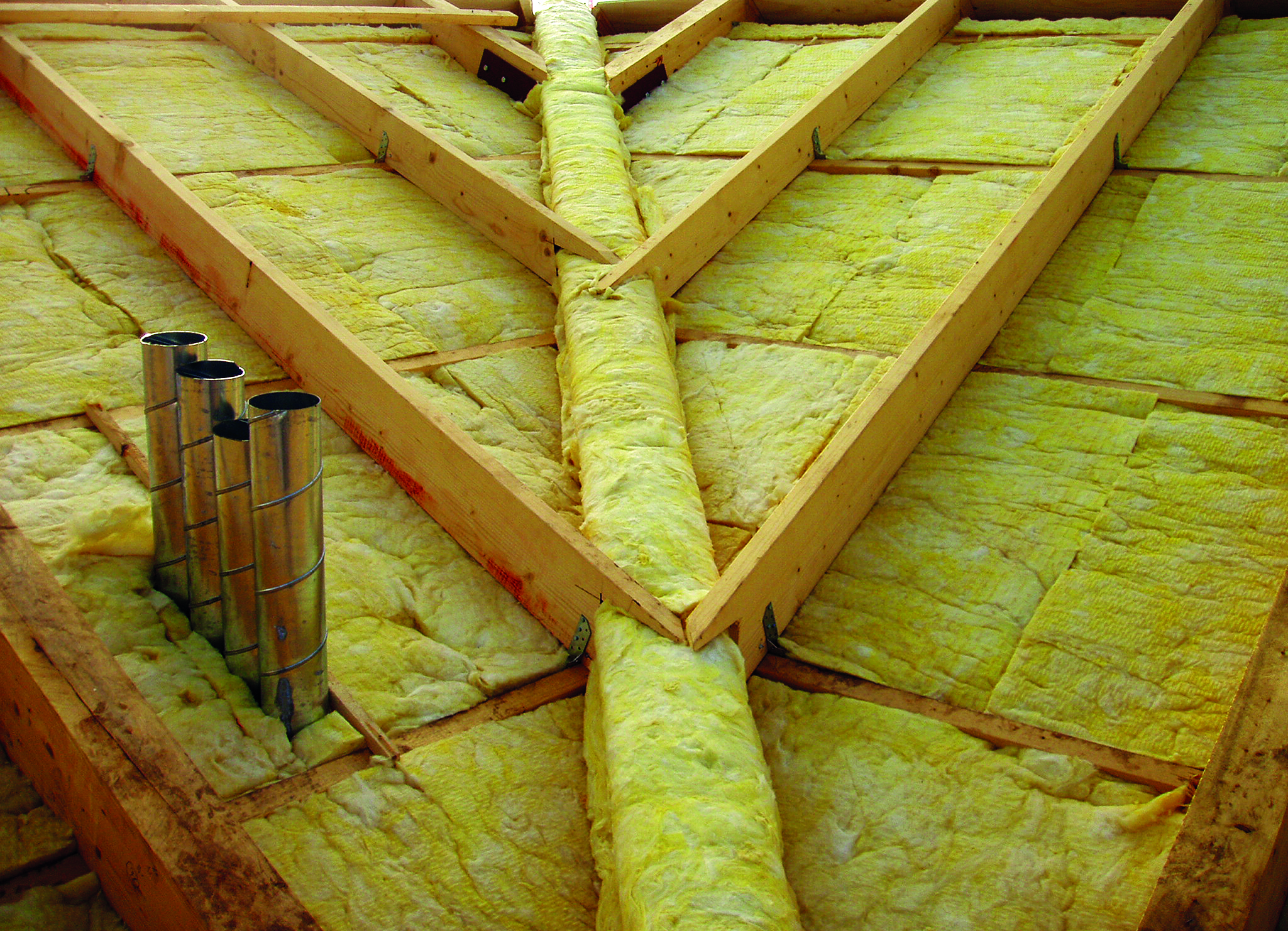 Tagkonstruktion efter montering af isoleringsmateriale.