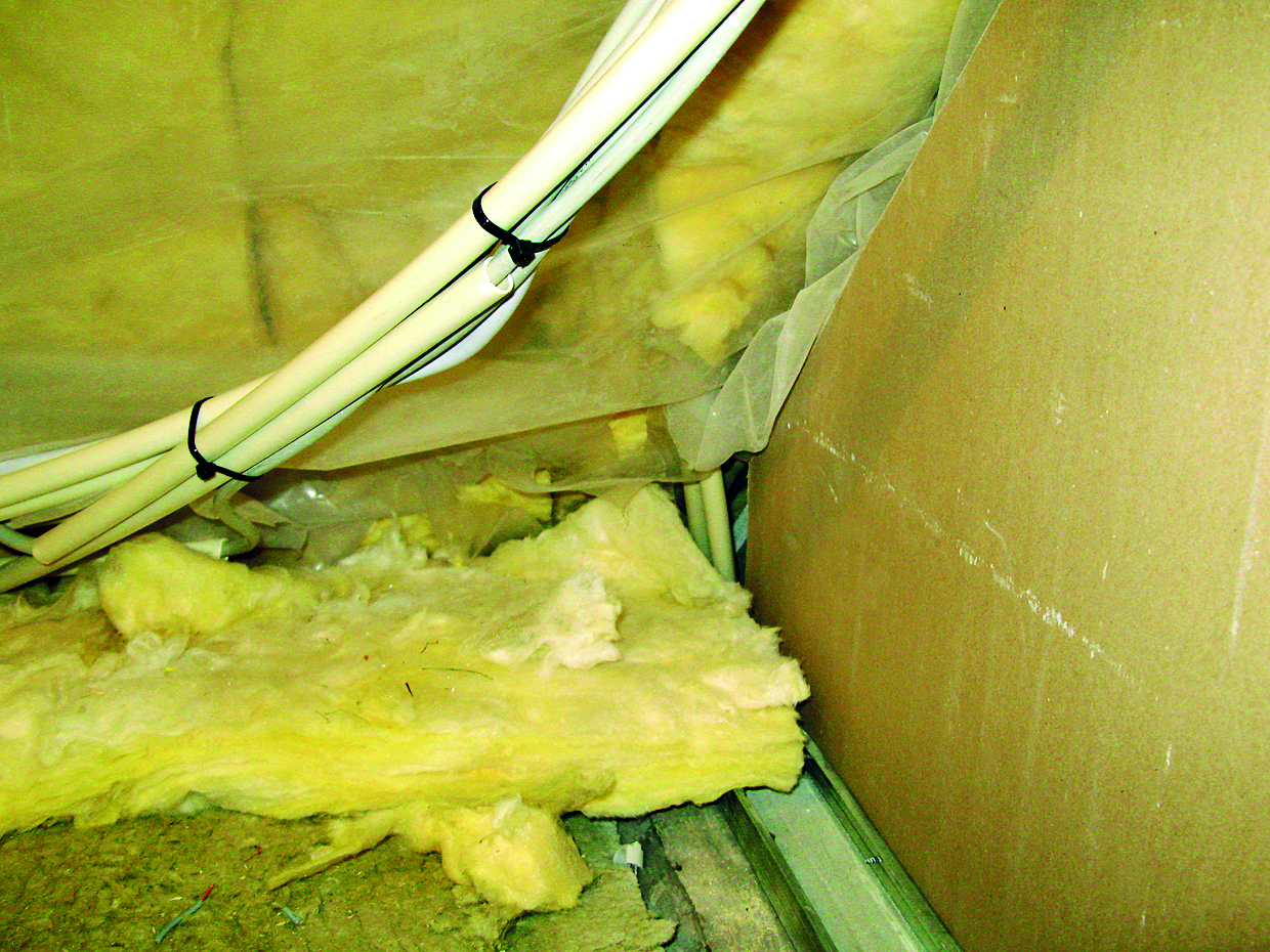 Utæt og forkert udført dampspærre. 