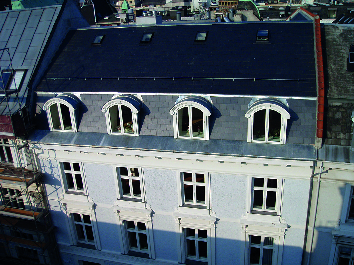 Eksempel på løsning med kviste placeret direkte over vinduerne i de underliggende etager. 