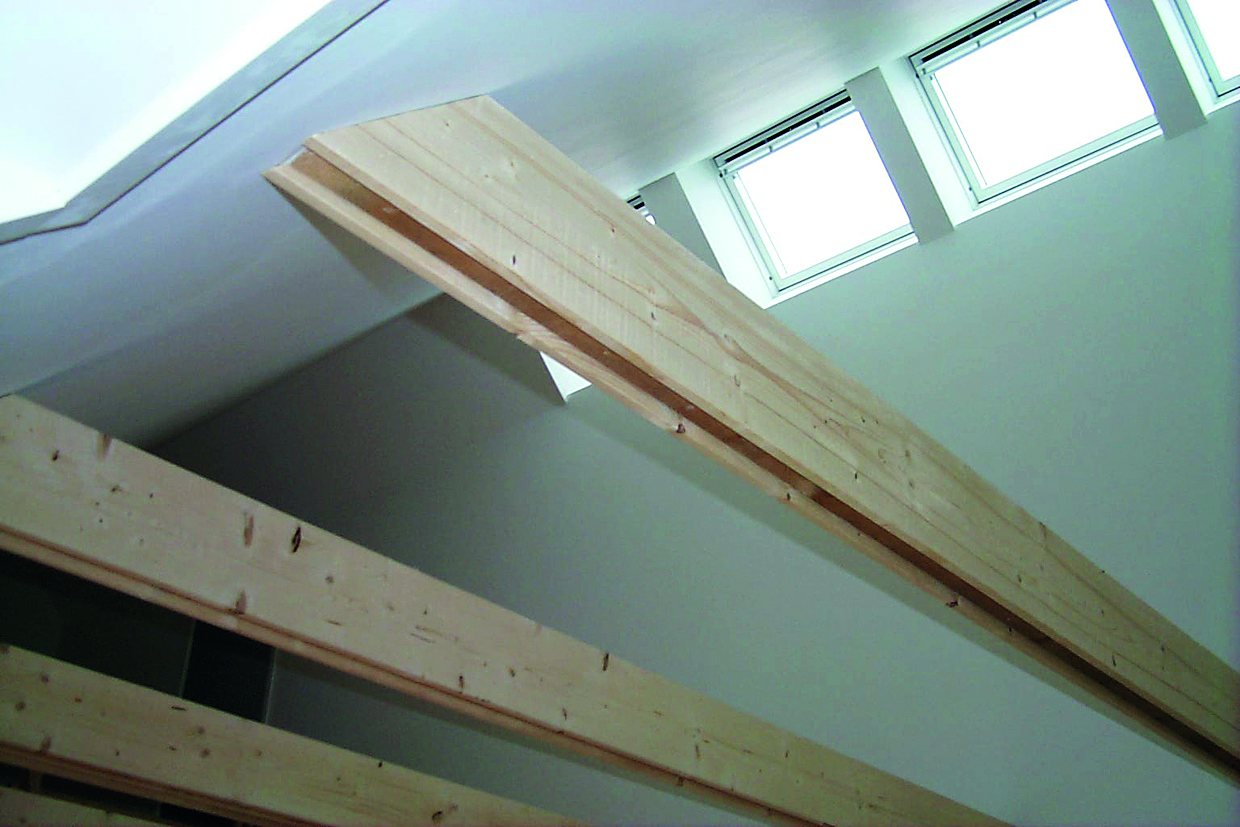 Ovenlysvinduer placeret nær kip giver en god fordeling af dagslys i boligen.