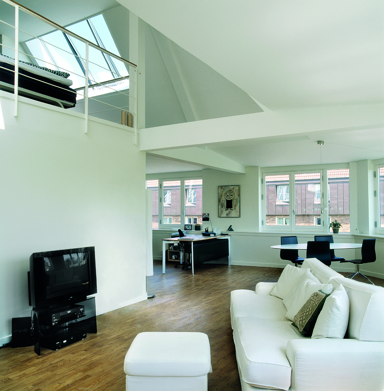 Ovenlys placeret i forbindelse med indskudt etage. 