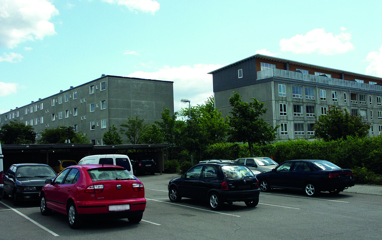 Tagboliger på fladt tag til højre.