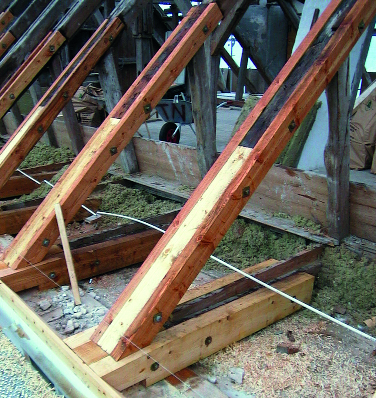 Eksisterende spær samlet med nyt træ.