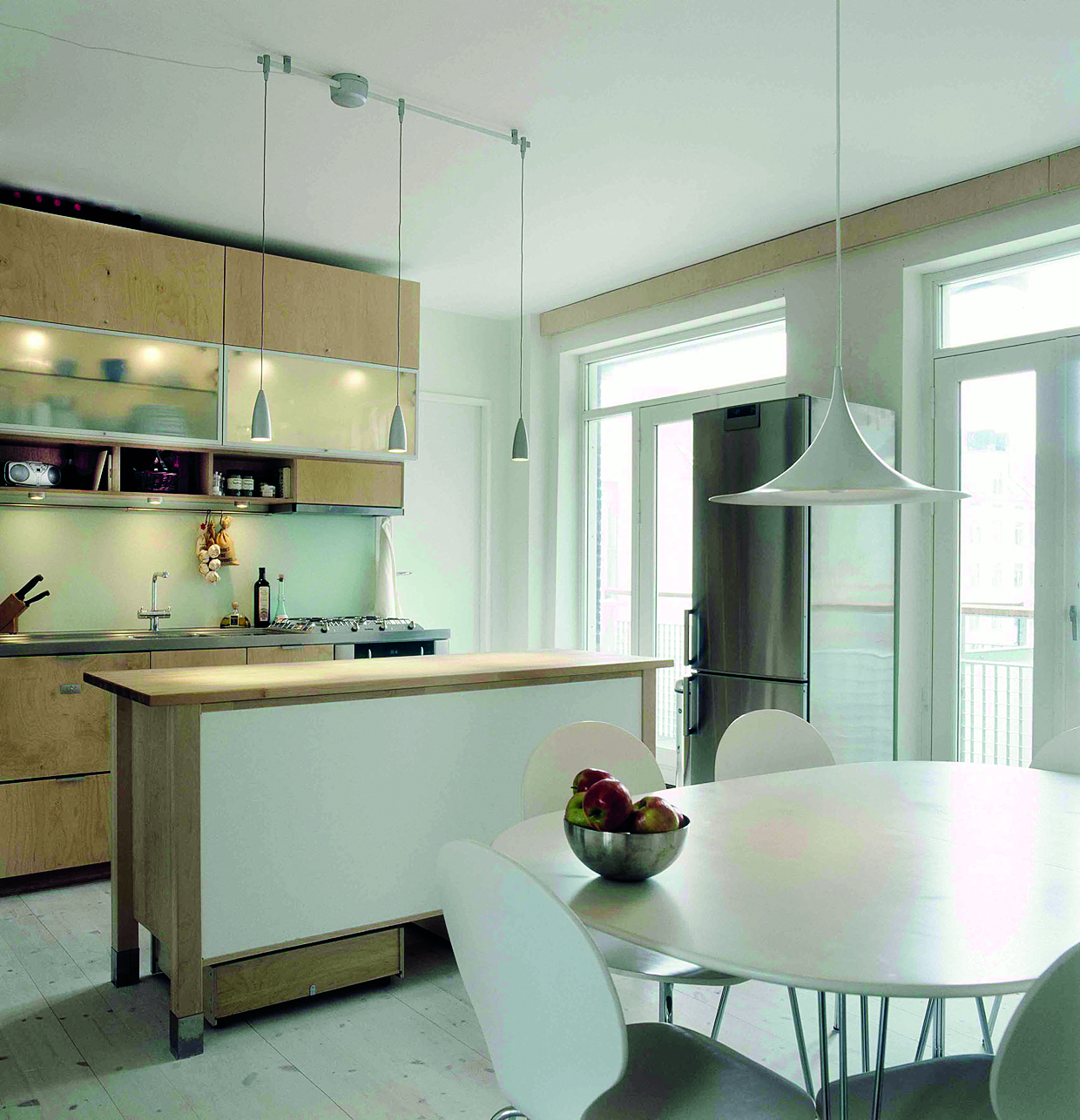 Indretning med åben forbindelse mellem køkken og stue. 