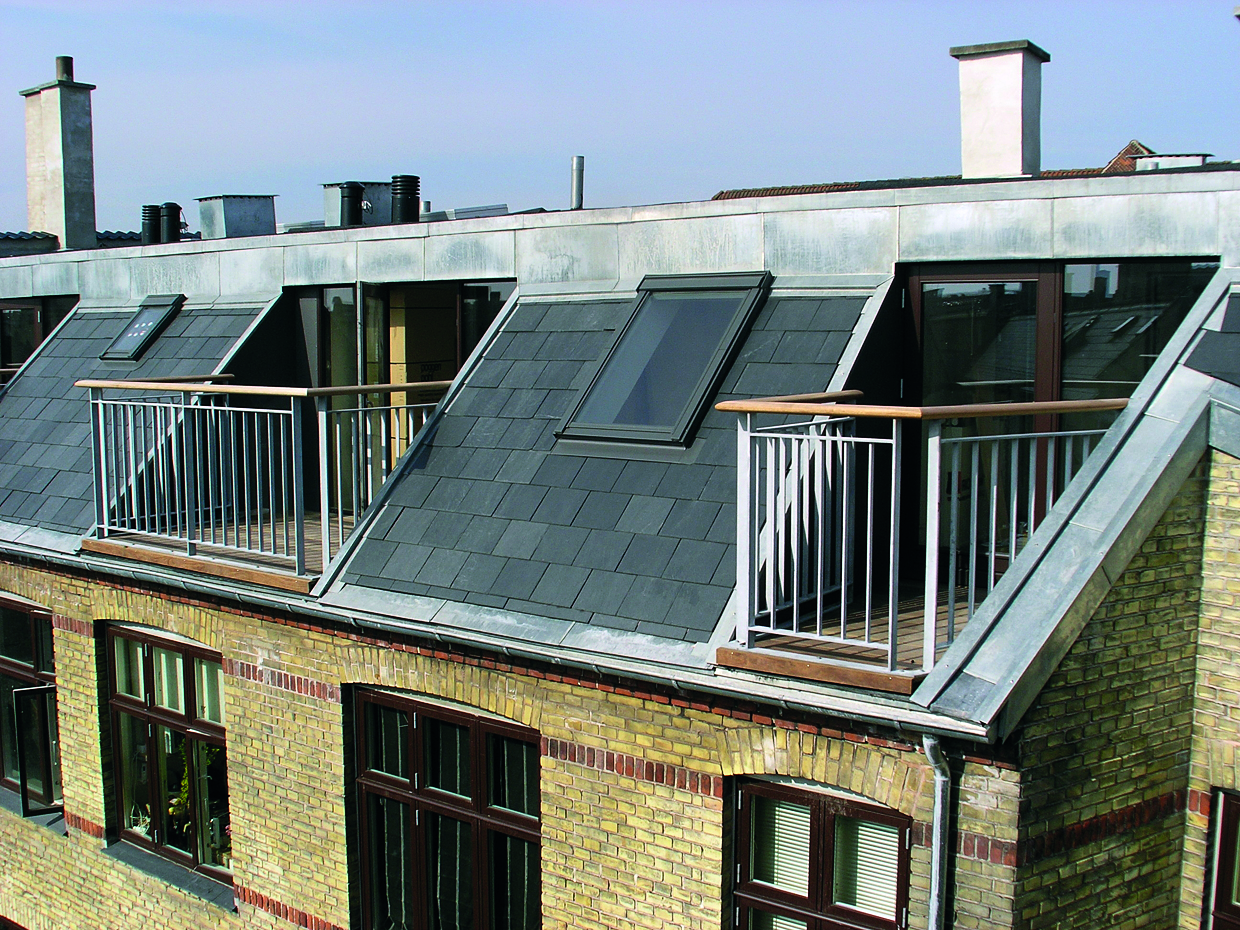 Altan indbygget i tagfladen.