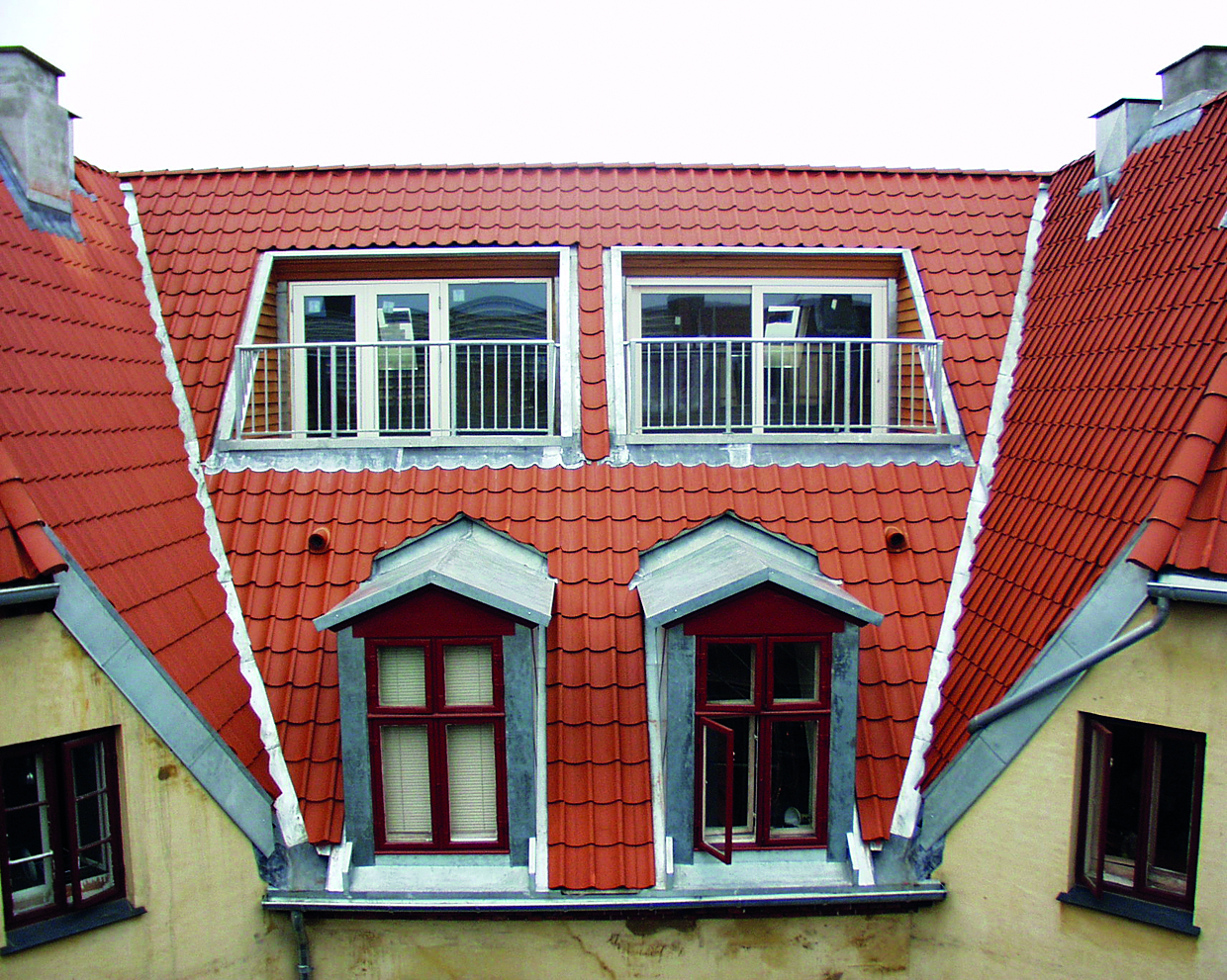  Altaner i tag, tæt på kip. Sadeltag. 