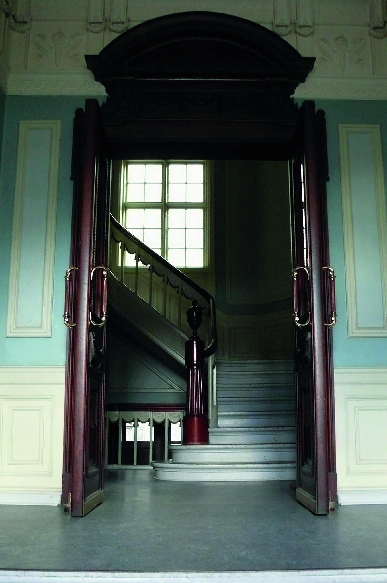 Hovedtrappe før indbygning af elevator.