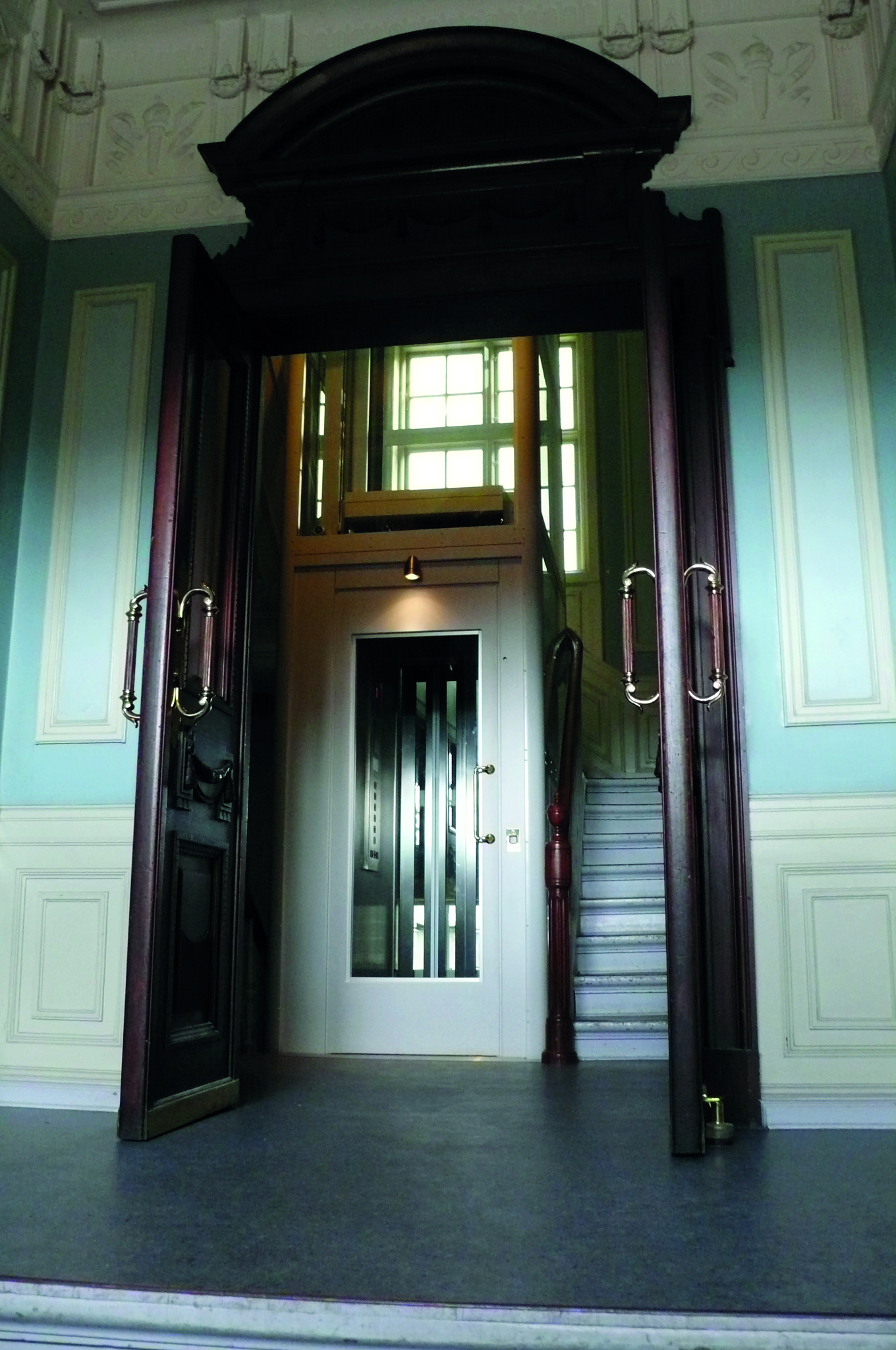 Hovedtrappe efter indbygning af elevator