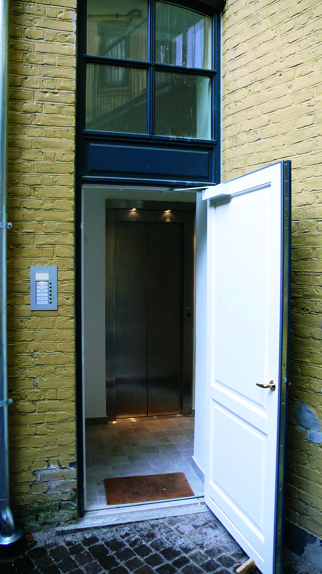 Elevator indrettet i bagtrapperum. Der er direkte udgang til lejlighederne. Esplanaden, København. 