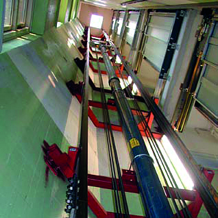 Elevator indsat i bagtrapperum.