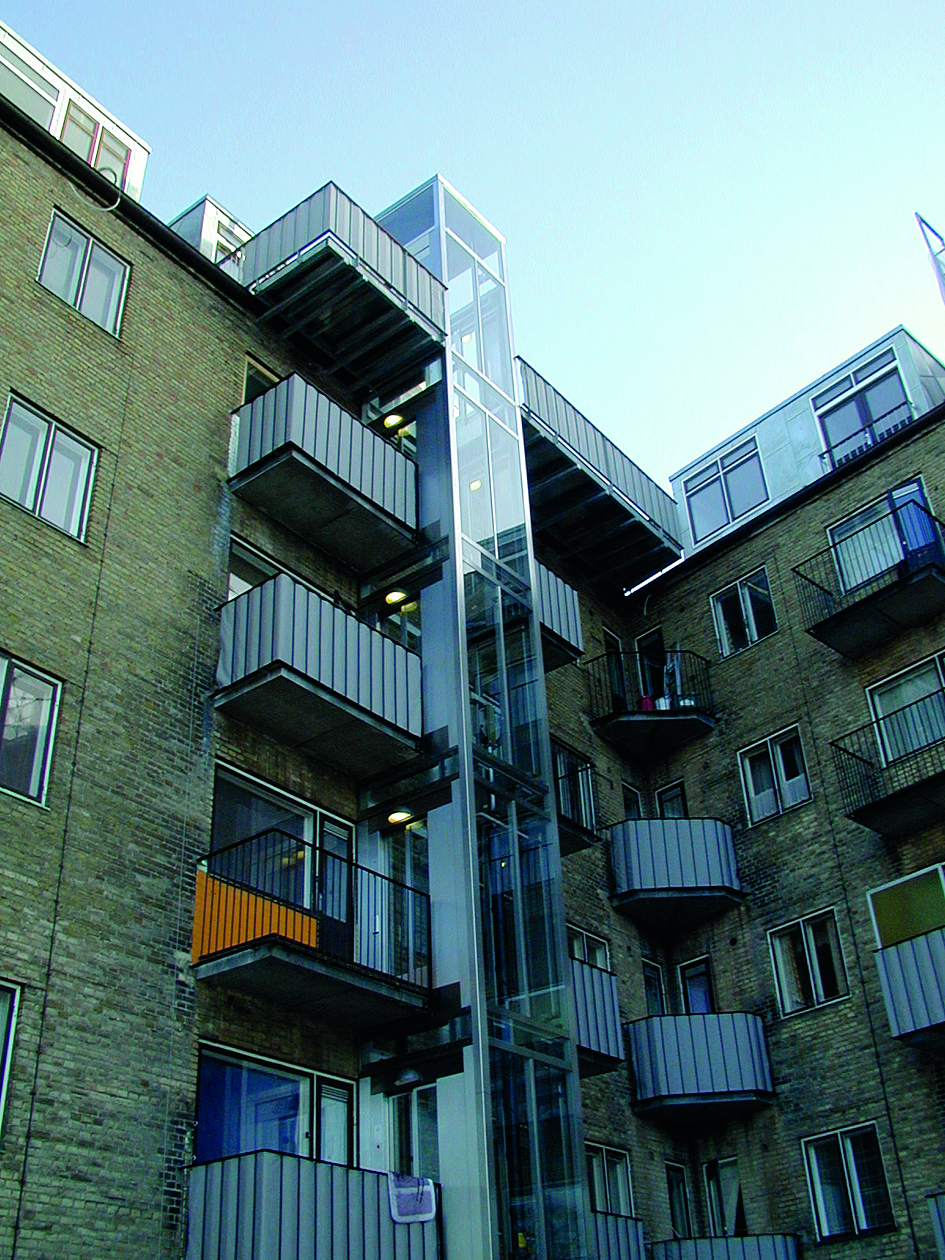 Elevator påbygget mellem altaner.