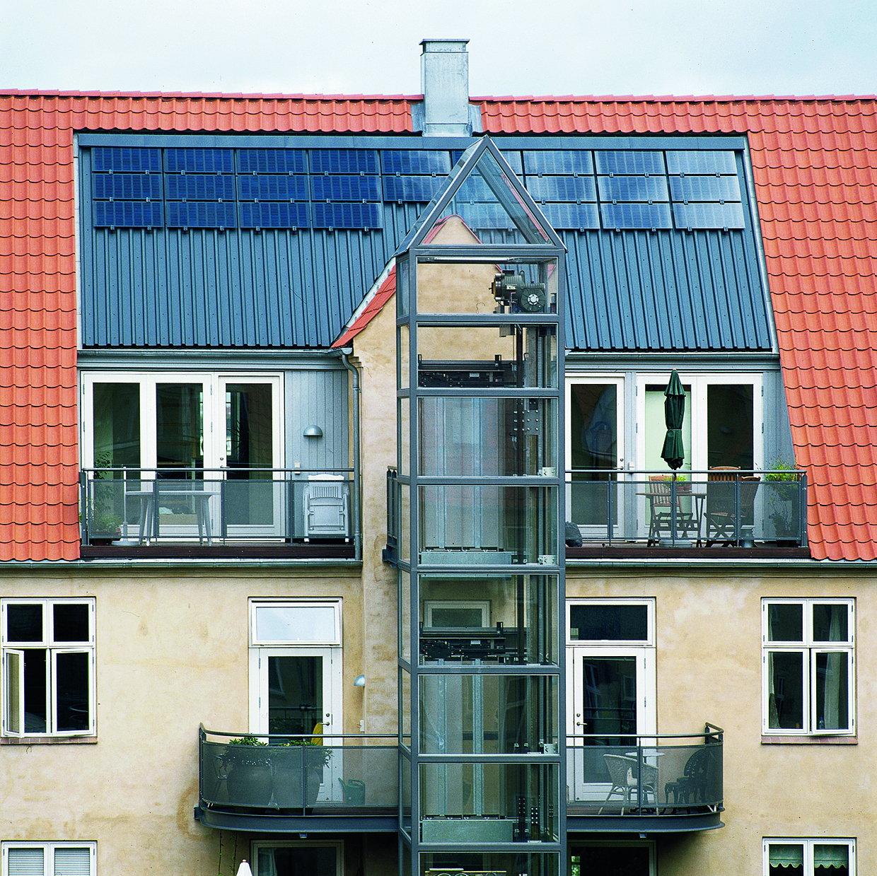  Elevatortårn med forbindelse til altaner.