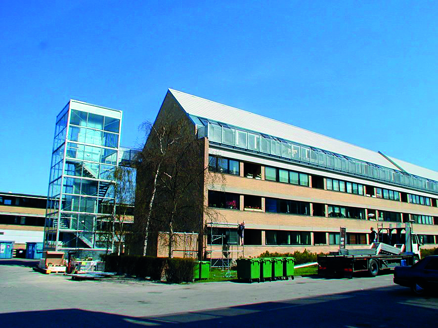  Kombineret elevator- og trappetårn med forbindelse til svalegang. 