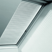 Indvendig persienne monteret direkte på vinduets karmkonstruktion.