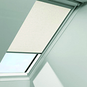 Indvendig transparent rullegardin monteret direkte på vinduets karmkonstruktion. 