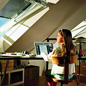 Udvendig, transparent screen, som betjenes indefra, og som tillader normal betjening af ovenlysvinduet. 