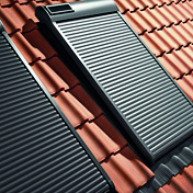 Udvendig monteret skodde, der kan lukke helt af for lys og solvarme. 