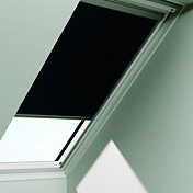 Indvendig monteret gardin, som fastholdes i sideskinner, hvorved dagslyset hindres i at trænge ind. 